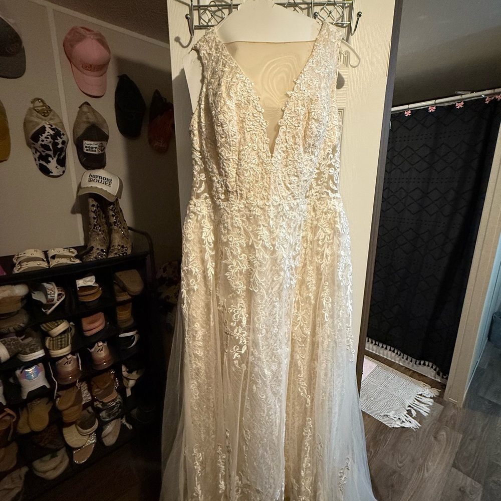 David's Bridal Lace Wedding Dress in Cream